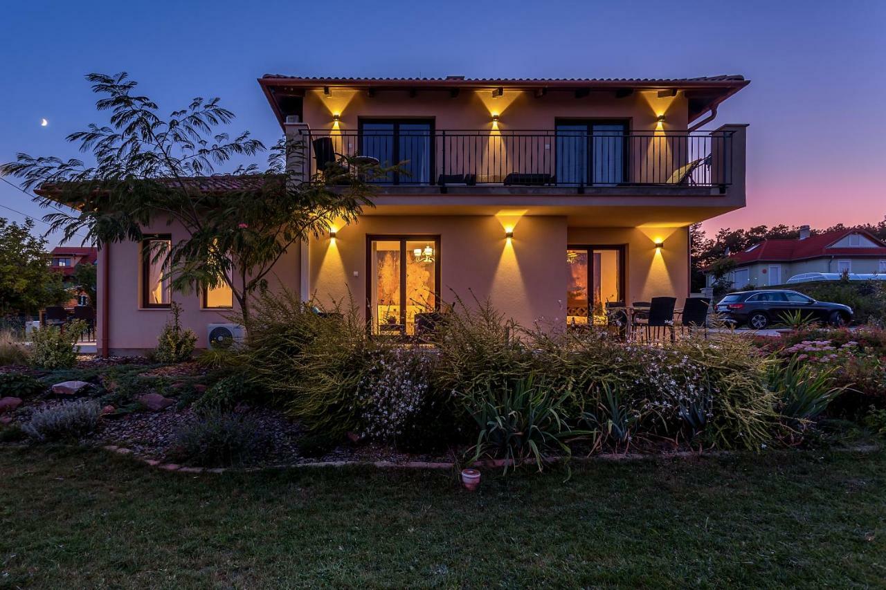 Azur Villa Balatonalmadi Exterior photo